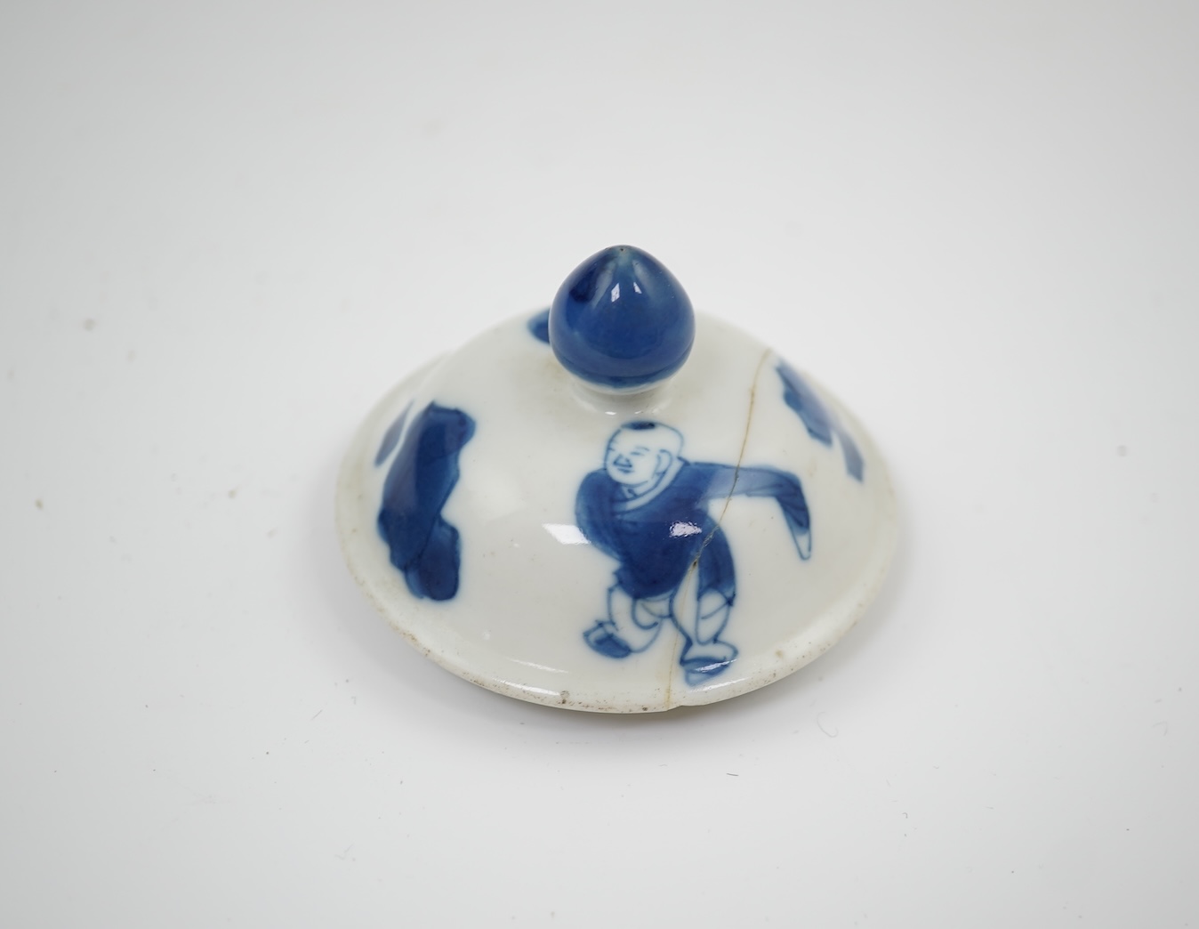 A Chinese blue and white baluster vase, early Kangxi, and associated cover